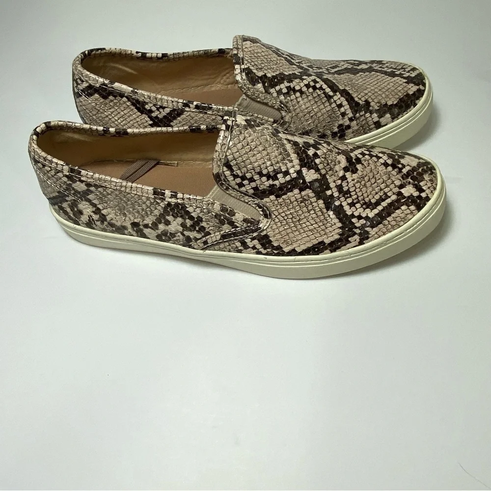 𝅺OLD Navy Women's Slip On Loafer sneakers Size 6